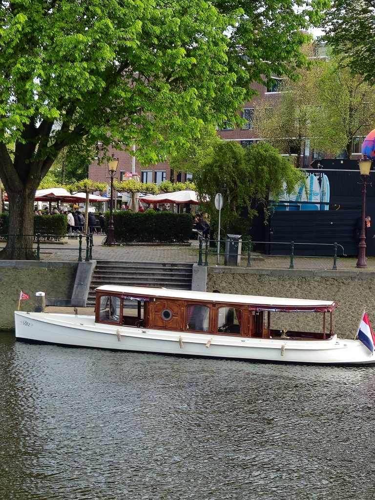 salloon boat ritz classic style