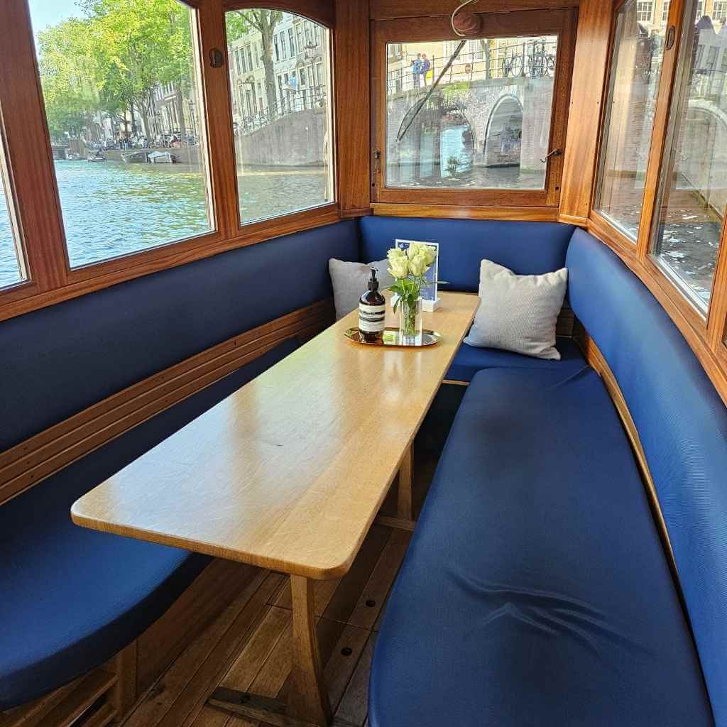 dining boat tour in undine