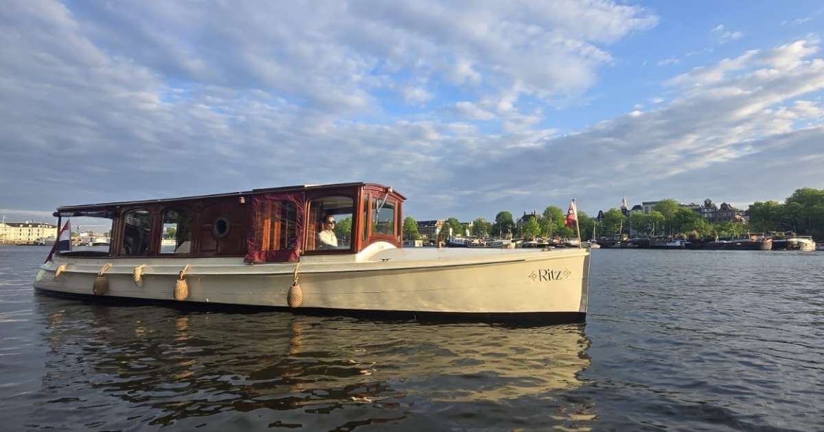 Rent Ritz saloon boat for dining
